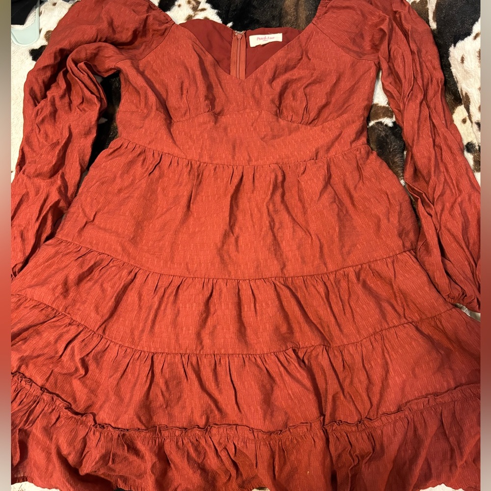 Read dress with puffed sleeves low-cut.
